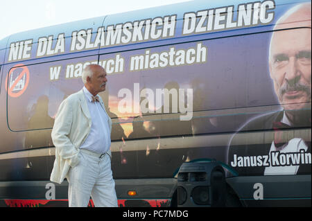 Janusz Korwin Mikke, chef du parti Wolnosc (Parti de la Liberté) à Gdynia, Pologne. 27 juillet 2018, inscrivez-vous sur la voiture Pas de quartiers islamique dans nos villes Banque D'Images