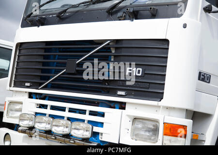 Un camion Volvo F10 1988. Ce sont des classiques modernes. Une récolte proche de droit à la recherche à l'avant de la cabine et grill. Banque D'Images