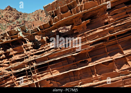 AZ00210-00...ARIZONA - Renforcer les couches de compactage de rester après le corps principal de la crête de grès a érodé, situé sur la crête d'une crête dans le Coyot Banque D'Images