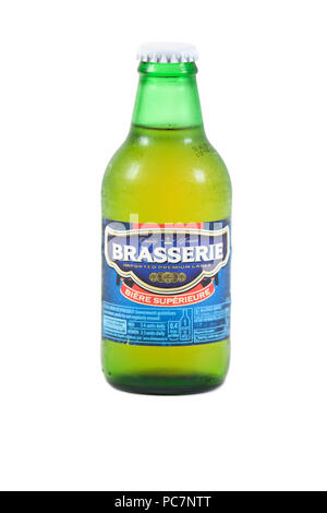 Bouteille de bière brasserie isolé sur fond blanc Banque D'Images