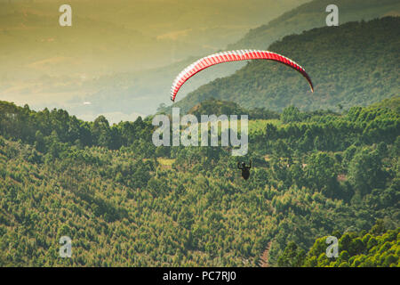 Vol en parapente sur le beau ciel ensoleillé sur les vertes montagnes de Poços de Caldas, Sao Paulo, Brésil, juin 2018 Banque D'Images