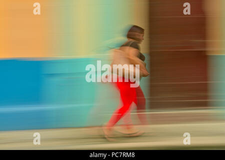 La photographie de rue dans le centre de La Havane- piétons en marche, La Habana (La Havane), La Havane, Cuba Banque D'Images