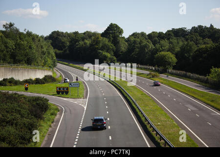 Peu de circulation sur l'A3 à deux voies dans le Hampshire, Angleterre Banque D'Images