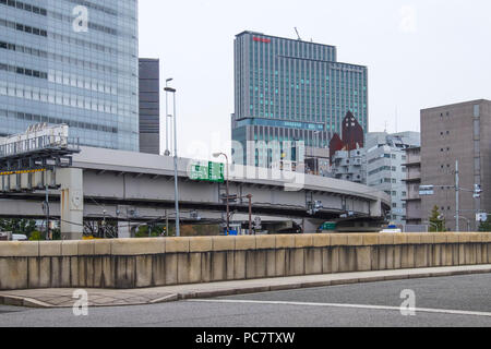 Nakagin Capsule Tower et immeubles en béton derrière des Bridge road de Shuto Expressway dans Shimbashi, Tokyo, Japon. La Nakagin Capsule Banque D'Images