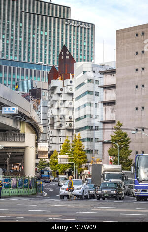 Nakagin Capsule Tower et immeubles en béton derrière des Bridge road de Shuto Expressway dans Shimbashi, Tokyo, Japon. La Nakagin Capsule Banque D'Images