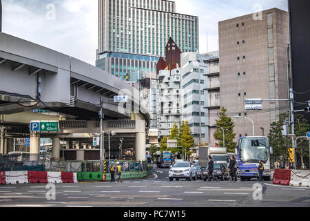 Nakagin Capsule Tower et immeubles en béton derrière des Bridge road de Shuto Expressway dans Shimbashi, Tokyo, Japon. La Nakagin Capsule Banque D'Images