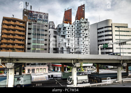 Nakagin Capsule Tower et immeubles en béton derrière des Bridge road de Shuto Expressway dans Shimbashi, Tokyo, Japon. La Nakagin Capsule Banque D'Images