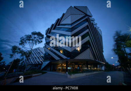 Centre de recherche de nouveaux horizons, l'Université Monash de nuit. Banque D'Images