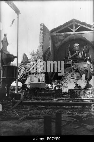 352 L'église Saint-Pierre de Vaise (voûte et vitrail) détruite en 1944 par un bombardement Banque D'Images