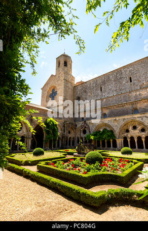 Cloître et bien à l'abbaye Sainte-Marie de Fontfroide ou Abbaye de Fontfroide près de Narbonne, Aude, Occitanie, France, Europe de l'Ouest Banque D'Images