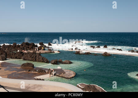 L'eau de mer, bassins de lave, de Madère Porto Moniz Banque D'Images