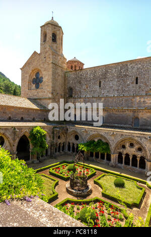 Cloître et bien à l'abbaye Sainte-Marie de Fontfroide ou Abbaye de Fontfroide près de Narbonne, Aude, Occitanie, France, Europe de l'Ouest Banque D'Images