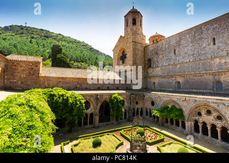 Cloître et bien à l'abbaye Sainte-Marie de Fontfroide ou Abbaye de Fontfroide près de Narbonne, Aude, Occitanie, France, Europe de l'Ouest Banque D'Images