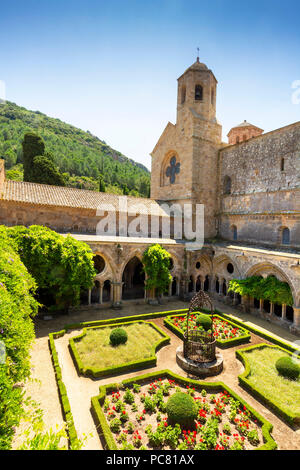 Cloître et bien à l'abbaye Sainte-Marie de Fontfroide ou Abbaye de Fontfroide près de Narbonne, Aude, Occitanie, France, Europe de l'Ouest Banque D'Images