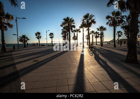Coucher du soleil au Mirador Playa de las Mujeres, Cadiz, Espagne. Banque D'Images