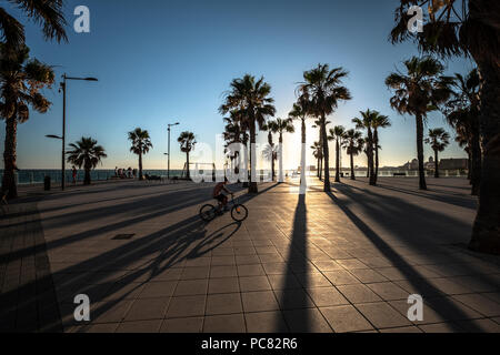 Coucher du soleil au Mirador Playa de las Mujeres, Cadiz, Espagne. Banque D'Images