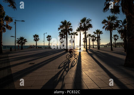 Coucher du soleil au Mirador Playa de las Mujeres, Cadiz, Espagne. Banque D'Images