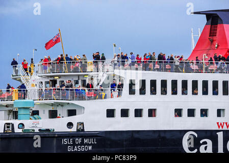 Les passagers sur le pont de l'hôtel Caledonian MacBrayne ferry Isle of Mull / An t-Eilean Muileach quittant le port d'Oban Banque D'Images