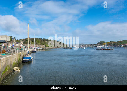 Vue depuis le port de l'autre côté de la rivière Conwy Deganwy à sur un matin de printemps, au nord du Pays de Galles, Royaume-Uni. Banque D'Images