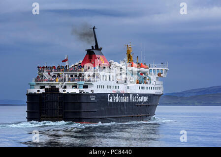 Les passagers sur le pont de l'hôtel Caledonian MacBrayne ferry Isle of Mull / An t-Eilean Muileach quittant le port d'Oban Banque D'Images