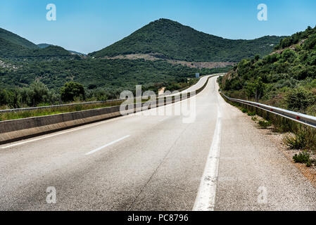 La plus proche ou de l'autoroute entre ses collines sinueuses à travers un paysage rural Banque D'Images