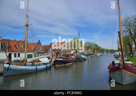 Bateaux à voile le long d'un canal dans la jolie petite ville d'Edam hollandais bien connu pour son fromage, la Hollande, les Pays-Bas Banque D'Images