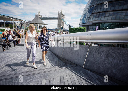 Londres, Royaume-Uni. 23 juillet, 2018. Les gens observés au cours d'une journée chaude dans le centre de Londres. Credit : Ioannis Alexopoulos/Pacific Press/Alamy Live News Banque D'Images