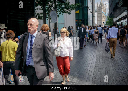 Londres, Royaume-Uni. 23 juillet, 2018. Les gens observés au cours d'une journée chaude dans le centre de Londres. Credit : Ioannis Alexopoulos/Pacific Press/Alamy Live News Banque D'Images