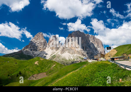 Sassolungo et Sassopiatto montagnes, l'Italie. Photo d'un chemin de randonnée dans les Dolomites, Dolomiti Sella, Alto Adige, le Tyrol du Sud Banque D'Images
