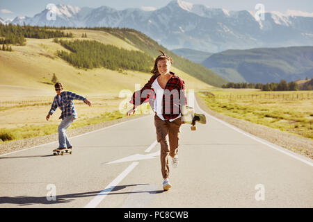 Happy friends avec skates longboards et s'amusent Banque D'Images