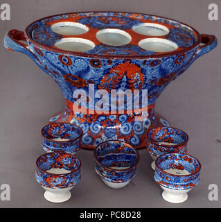 La Royal Worcester Porcelaine Antique Cruet Oeufs Egg Cup Modèle Support Chinoiserie en bleu et rouge Banque D'Images