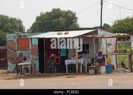 Fast food manger rurales en dehors de Johannesburg, Gauteng, Afrique du Sud Banque D'Images