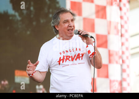 ZAGREB, CROATIE - Juillet 16, 2018 : l'Équipe nationale de football Croatie Bienvenue accueil célébration. Zanko chanson croate Drazen écrivain, chanteur d'hôtesse m Banque D'Images