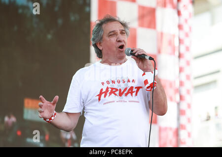 ZAGREB, CROATIE - Juillet 16, 2018 : l'Équipe nationale de football Croatie Bienvenue accueil célébration. Zanko chanson croate Drazen écrivain, chanteur d'hôtesse m Banque D'Images