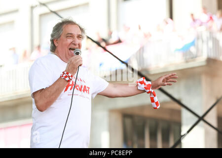 ZAGREB, CROATIE - Juillet 16, 2018 : l'Équipe nationale de football Croatie Bienvenue accueil célébration. Zanko chanson croate Drazen écrivain, chanteur d'hôtesse m Banque D'Images