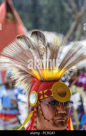 Les danseurs autochtones qui assistent à la cérémonie de l'entrée principale entrent dans le Beaver Dome. Powwow de la nation Tsuut'ina. Banque D'Images