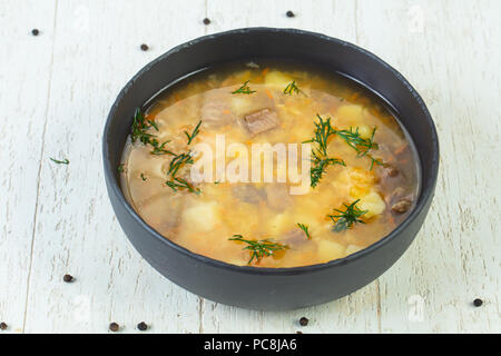 La soupe aux pois avec du boeuf et de l'aneth Banque D'Images