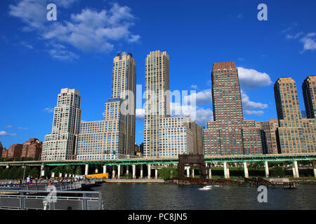 NEW YORK, NY - 09 juillet : Pier JE et Riverside waterfront, côté ouest de Manhattan, le 9 juillet, 2017 à New York, USA. (Photo par Wojciech Migda) Banque D'Images
