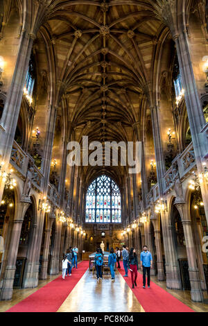 Les visiteurs se promenant dans la salle de lecture de la bibliothèque John Rylands, Manchester, UK Banque D'Images
