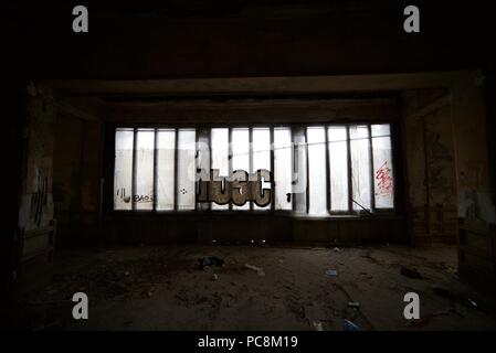 Brisé et vandalisé des fenêtres dans un manoir abandonné en Italie Banque D'Images