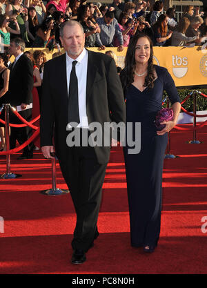Ed O Neill et épouse à la 18e Ann. 2012 SAG Awards Au Shrine Auditorium à Los Angeles.Ed O Neill et femme 242 ------------- Red Carpet Event, Vertical, USA, Cinéma, Célébrités, photographie, Bestof, Arts, Culture et divertissement, Célébrités Topix fashion / Vertical, Best of, événement dans la vie d'Hollywood, Californie - Tapis rouge et en backstage, USA, Cinéma, Célébrités, cinéma, télévision, Célébrités célébrités musique, photographie, Arts et culture, Bestof, divertissement, Topix, verticale de la famille de l'année 2012, enquête tsuni@Gamma-USA.com , Mari et femme Banque D'Images
