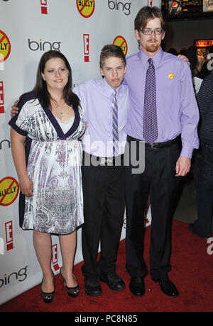 Jackie Libby, Alex Libby, Philip Libby à l'intimidateur Première au Chinese Theatre à Los Angeles 6.Jackie Libby, Alex Libby, Philip Libby A ------------- Red Carpet Event, Vertical, USA, Cinéma, Célébrités, photographie, Bestof, Arts, Culture et divertissement, Célébrités Topix fashion / Vertical, Best of, événement dans la vie d'Hollywood, Californie - Tapis rouge et en backstage, USA, Cinéma, Célébrités, cinéma, télévision, Célébrités célébrités musique, photographie, Arts et culture, Bestof, divertissement, Topix, verticale de la famille de l'année 2012, enquête tsuni-Gamma@U Banque D'Images