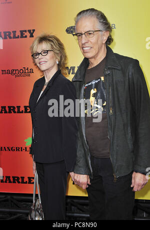 Jane Fonda, Richard Perry à Marley Premiere à l'Acrlight Theatre de Los Angeles.Jane Fonda, Richard Perry  55 ------------- Red Carpet Event, Vertical, USA, Cinéma, Célébrités, photographie, Bestof, Arts, Culture et divertissement, Célébrités Topix fashion / Vertical, Best of, événement dans la vie d'Hollywood, Californie - Tapis rouge et en backstage, USA, Cinéma, Célébrités, cinéma, télévision, Célébrités célébrités musique, photographie, Arts et culture, Bestof, divertissement, Topix, verticale de la famille de l'année 2012, enquête tsuni@Gamma-USA.com , Mari et femme Banque D'Images