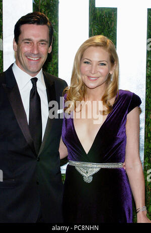 Jon Hamm, Jennifer Westfeldt 005 arrivant à la Vanity Fair Oscar Party 2012 - à l'hôtel Sunset Tower à Los Angeles.Jon Hamm, Jennifer Westfeldt 005 ------------- Red Carpet Event, Vertical, USA, Cinéma, Célébrités, photographie, Bestof, Arts, Culture et divertissement, Célébrités Topix fashion / Vertical, Best of, événement dans la vie d'Hollywood, Californie - Tapis rouge et en backstage, USA, Cinéma, Célébrités, cinéma, télévision, Célébrités célébrités musique, photographie, Arts et culture, Bestof, divertissement, Topix, verticale de la famille de l'année 2012, enquête Banque D'Images