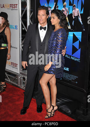 Matthew McConaughey et Camila femme Alves-McConaughey à Magic Mike Premiere au Regal Theatre de Los Angeles.Matthew McConaughey, et épouse Camila Alves  19 ------------- Red Carpet Event, Vertical, USA, Cinéma, Célébrités, photographie, Bestof, Arts, Culture et divertissement, Célébrités Topix fashion / Vertical, Best of, événement dans la vie d'Hollywood, Californie - Tapis rouge et en backstage, USA, Cinéma, Célébrités, cinéma, télévision, Célébrités célébrités musique, photographie, Arts et culture, Bestof, divertissement, Topix, verticale de la famille de l'année 2012, en Banque D'Images