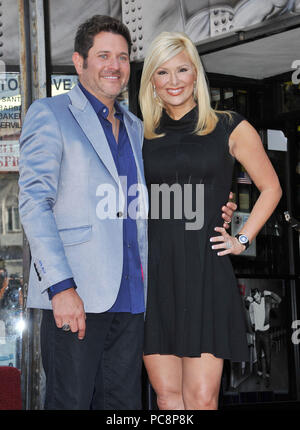 Gary LeVox (chant), Jay DeMarcus (bassiste et choeurs), Joe Don Rooney Rascal Flatts honoré avec une étoile sur le Hollywood Walk of Fame à Los Angeles. RasCal Flatts - 22 star ------------- Red Carpet Event, Vertical, USA, Cinéma, Célébrités, photographie, Bestof, Arts, Culture et divertissement, Célébrités Topix fashion / Vertical, Best of, événement dans la vie d'Hollywood, Californie - Tapis rouge et en backstage, USA, Cinéma, Célébrités, cinéma, télévision, Célébrités célébrités musique, photographie, Arts et culture, Bestof, divertissement, vertical, Topix fami Banque D'Images