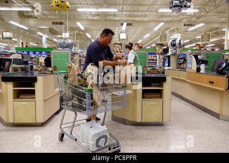 Floride, Pompano Beach, Publix épicerie supermarché nourriture, intérieur, shopping, file d'attente de paiement client, adultes homme hommes hommes, vi Banque D'Images