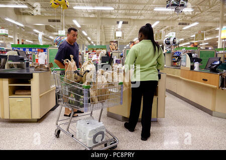 Floride, Pompano Beach, Publix épicerie supermarché nourriture, intérieur, shopping, file d'attente de paiement client, adultes homme hommes hommes, BL Banque D'Images