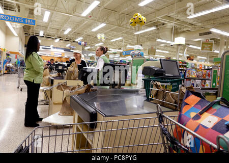 Floride, Pompano Beach, Publix épicerie supermarché nourriture, intérieur, shopping, file d'attente de caisse client, Noir, adulte femme wom Banque D'Images