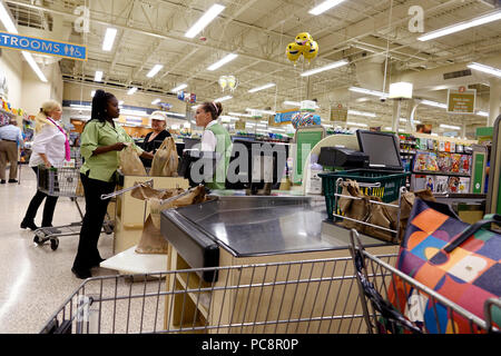 Floride, Pompano Beach, Publix épicerie supermarché nourriture, intérieur, shopping, file d'attente de caisse client, Noir, adulte femme wom Banque D'Images